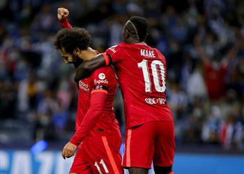 كاراجر يطالب ليفربول بالتعاقد مع مهاجم لتعويض غياب محمد صلاح وماني