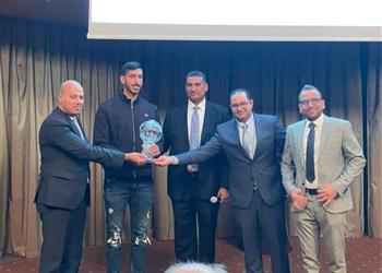 سفير مصر في المجر يكرم يحيى خالد لاعب منتخب كرة اليد