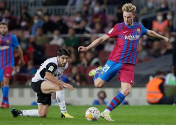 دي يونج ي شيد بـ ثنائي برشلونة بعد الانتصار على فالنسيا ويوجه رسالة لـ ريال مدريد