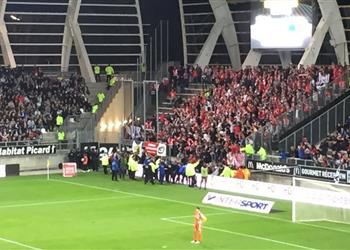 بالفيديو سقوط مدرج مشجعي ليل خلال مواجهة أميان بالدوري الفرنسي