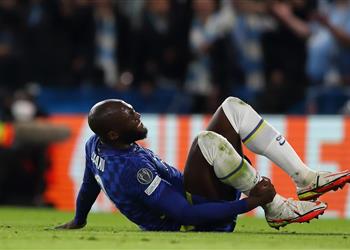 فيديو الإصابة تجبر لوكاكو على مغادرة مباراة تشيلسي ومالمو