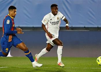 قبل الكلاسيكو فينيسيوس يحذر من برشلونة ويتحدث عن بدايته الصعبة مع ريال مدريد