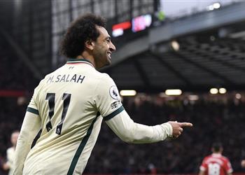 طبيب ليفربول يمازح محمد صلاح بعد الهاتريك أمام مانشستر يونايتد