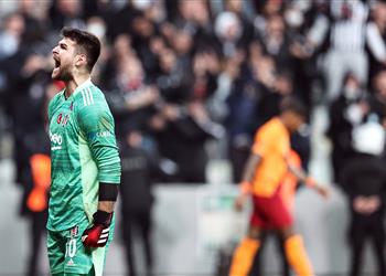 حارس بشكتاش بعد تصديه لركلة جزاء مصطفى محمد المدرجات كانت على وشك الانهيار