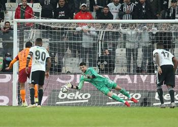 أسطورة جالطة سراي ينتقد فاتح تريم بسبب ركلة جزاء مصطفى محمد الضائعة