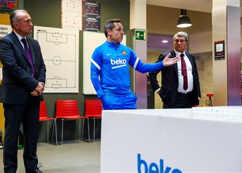 صور في حضور لابورتا بارجوان يقود أول مران لـ برشلونة قبل مباراة ديبورتيفو ألافيس