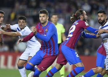 بالفيديو الإصابة الثانية بيكيه يغادر مباراة برشلونة وديبورتيفو ألافيس