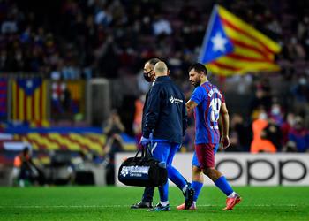 فيديو نقل أجويرو إلى المستشفى بعد إصابته في مباراة برشلونة وألافيس