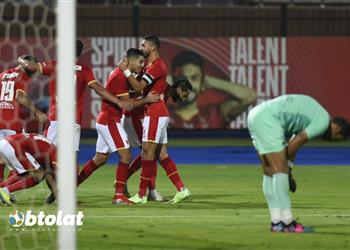 بدلاء الأهلي أمام البنك الأهلي محمد شريف والشحات بجوار حسام حسن