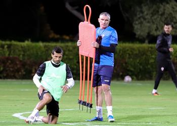 مران الزمالك كارتيرون يحرص على عدم زيادة الحمل التدريبي للاعبين قبل مواجهة الأهلي