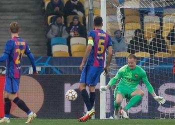 تير شتيجن يوجه رسالة لـ أجويرو بعد فوز برشلونة على دينامو كييف