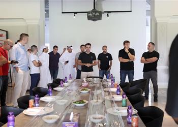 صور تشافي باكي ا يودع لاعبي السد القطري تمهيد ا لتدريب برشلونة