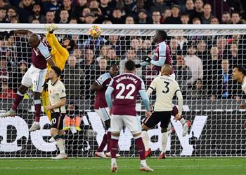 فيديو أليسون ي سجل هدف وست هام الأول بالخطأ في مرمى ليفربول