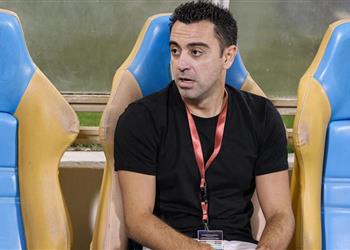 تشافي يكشف عن أولى محادثاته مع جوارديولا ونقاط قوة إنريكي وريكارد في برشلونة