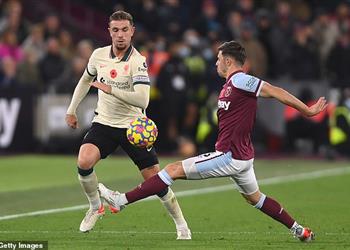 تقنية الفيديو توضح سببب عدم طرد لاعب وست هام بعد تدخله على هندرسون