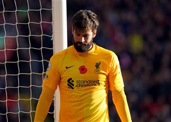 كاراجر يلوم أليسون على أهداف وست هام الثلاثة أمام ليفربول