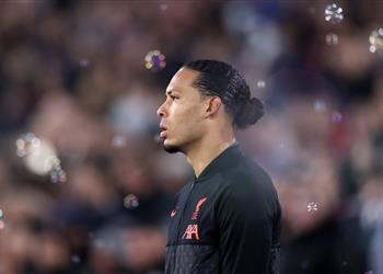 فرديناند يدافع عن فان دايك بعد سقوط ليفربول لا يزال أفضل مدافع في العالم