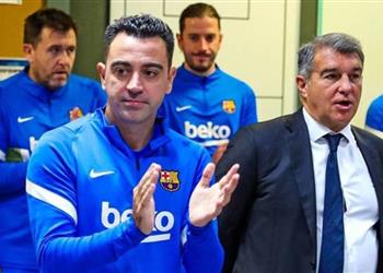 تشافي يحذر لاعبي برشلونة في أولى تدريباته للفريق