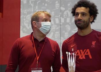 فيديو محمد صلاح يفاجئ م شجع ا لـ ليفربول والأخير أروع ما رأيت على الإطلاق