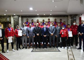 وزير الرياضة يكرم فريق المصارعة بعد النتائج المتميزة في بطولة البحر المتوسط