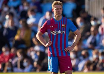 مدرب هولندا السابق ينتقد أداء دي يونج مع برشلونة يتمشى في الملعب