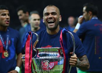 سبورت داني ألفيس يعود إلى برشلونة والإعلان الرسمي خلال أيام