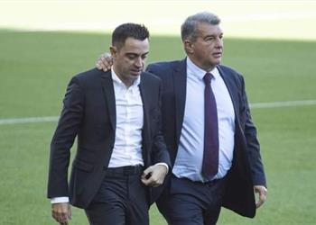 بعد ترحيب تشافي برشلونة يبدأ اتصالاته مع هدف ليفربول وباريس سان جيرمان