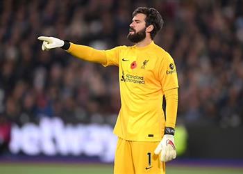 أليسون ليفربول لا يريد الاكتفاء باستعادة لقب الدوري الإنجليزي