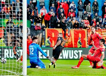 فيديو سيناريو قاتل هولندا ت عقد موقفها في التأهل لكأس العالم بتعادل مخيب مع الجبل الأسود