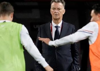 ضربة لـ تشافي فان جال ي علن إصابة لاعب برشلونة في مباراة هولندا والجبل الأسود