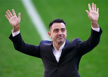 تشافي يطالب برشلونة بحسم صفقة من تشيلسي