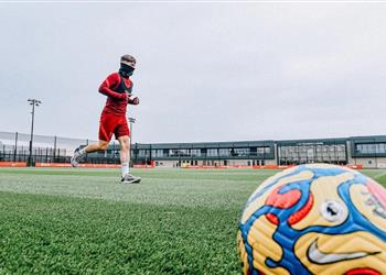 صور هارفي إليوت يزف خبر ا سار ا لـ كلوب قبل مباراة ليفربول وآرسنال