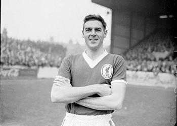 وفاة أسطورة ليفربول لويس بيمبسون عن عمر 92 عام ا