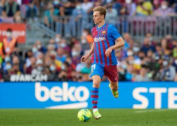 تشافي يدرس اتخاذ قرار مفاجئ بشأن دي يونج