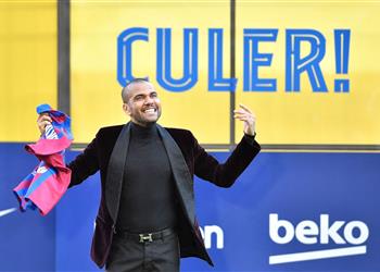 ألفيس يكشف سبب دخوله كامب نو حافي ا بعد عودته إلى برشلونة