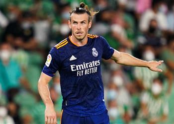 فيديو مشجع لـ ريال مدريد يهاجم بيل بألفاظ نابية بعد خروجه من ملعب التدريب