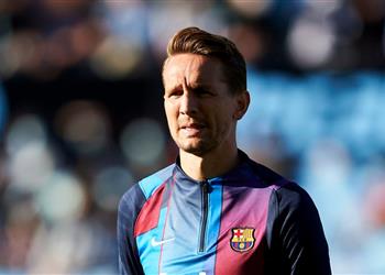 إشبيلية ي هدد أحلام تشافي وبرشلونة بشأن التخلص من دي يونج