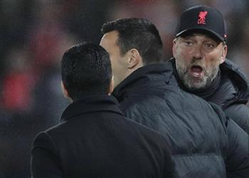 فيديو مشادة عنيفة بين كلوب وأرتيتا في مباراة ليفربول وآرسنال