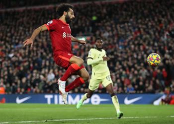 فيديو محمد صلاح يسجل هدف ليفربول الثالث أمام آرسنال