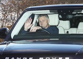 وداع عاطفي مع مشجع ديلي ميل ترصد كواليس اليوم الأخير لـ سولشاير في مانشستر يونايتد