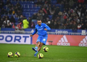 صور توقف مباراة ليون ومارسيليا في الدوري الفرنسي بعد أحداث شغب وإصابة لاعب