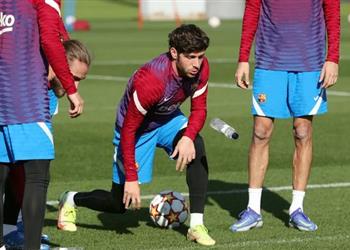 تشافي ي جهز سيرجي روبيرتو لمباراة برشلونة وبنفيكا في دوري أبطال أوروبا