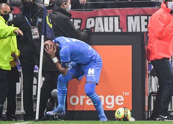 رسمي ا تأجيل مباراة ليون ومارسيليا بعد أحداث الشغب