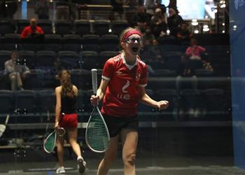 صور لاعبة أمريكية تخوض نهائي بطولة الإسكواش بـ تيشيرت الأهلي وتتو ج باللقب