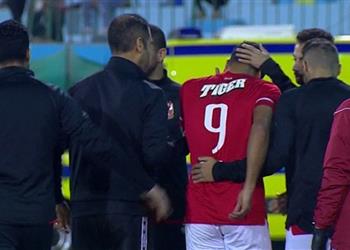 فيديو بعد دخوله بـ5 دقائق حسام حسن يغادر مباراة الأهلي وغزل المحلة مصاب ا
