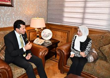 صور وزير الرياضة يستقبل زوجة الراحل علاء علي ويعينها بنادي النادي