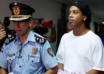 ديلي ميل رونالدينيو يواجه خطر دخول السجن من جديد