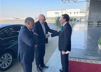 وزير الرياضة يستقبل رئيس فيفا بمطار القاهرة