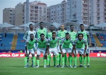 منافس مصر لاعب نيجيريا السابق يلمح لإقالة المدير الفني ويصرح محمد صلاح لا يصدق