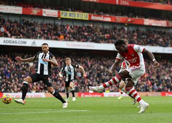 فيديو بمشاركة النني آرسنال يداوي جراحه بثنائية في نيوكاسل